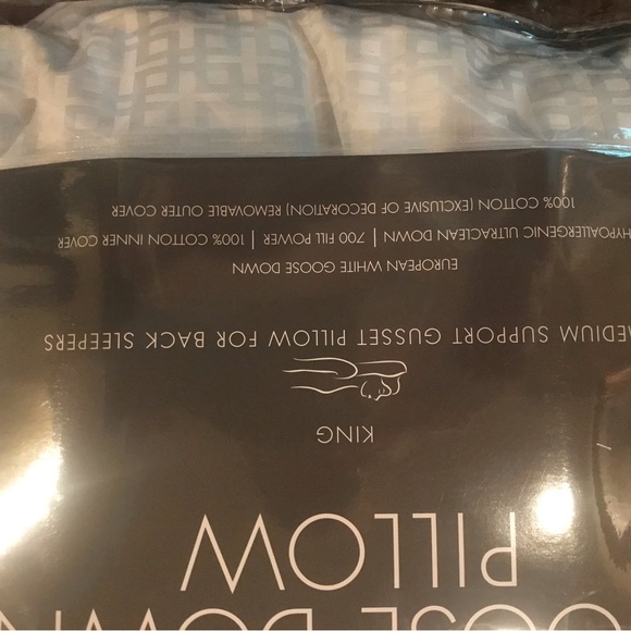 New Macys Hotel Collection King medium Goose down pillows x2 Pair - Picture 4 of 4